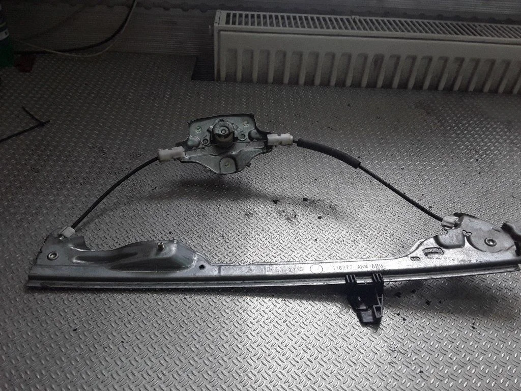 Rear door manual window regulator – Renault Modus (2004-2007)