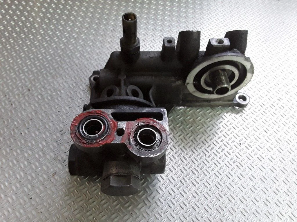 Oil filter mounting bracket – Renault Espace III (1997-2003)