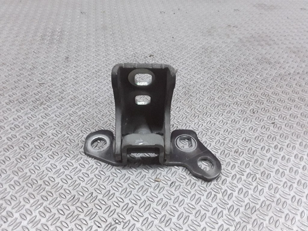 Front door upper hinge – Renault Clio III (2005-2012)