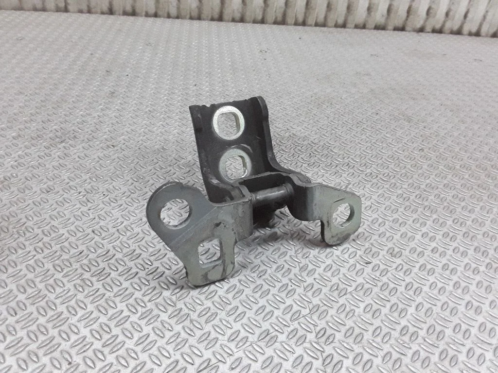 Front door upper hinge – Renault Clio III (2005-2012)