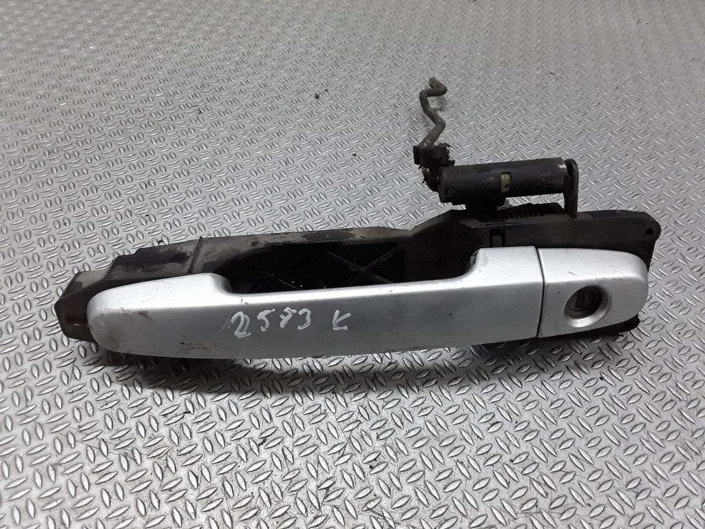 Front door exterior handle – Toyota Matrix (E130) (2001-2008)