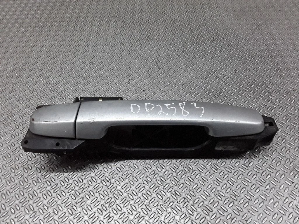 Front door exterior handle – Toyota Matrix (E130) (2001-2008)