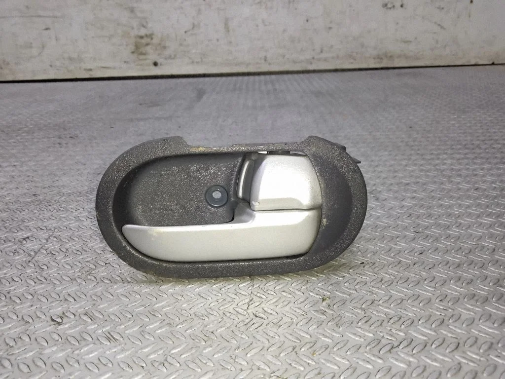 Esiukse sisemine käepide – Mitsubishi Colt CZ3 (2006-2009)
