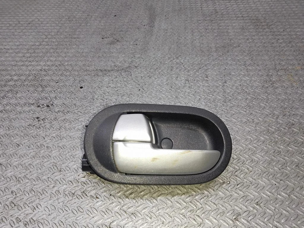 Esiukse sisemine käepide – Mitsubishi Colt CZ3 (2006-2009)