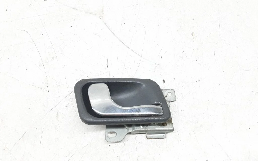 Front door interior handle – Mitsubishi Pajero (1991-1999)