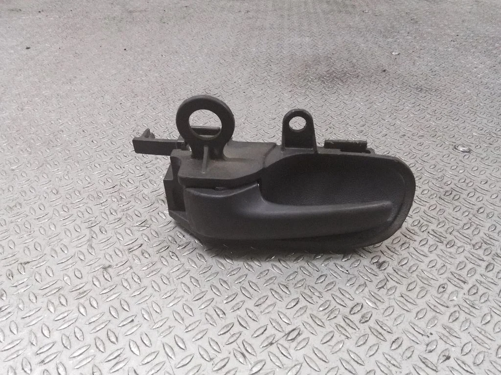 Front door interior handle – Toyota Yaris Verso (1999-2005)