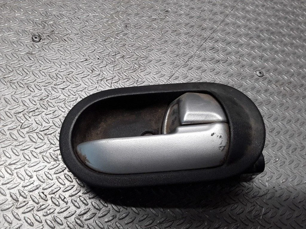 Esiukse sisemine käepide – Mitsubishi Colt CZ3 (2006-2009)