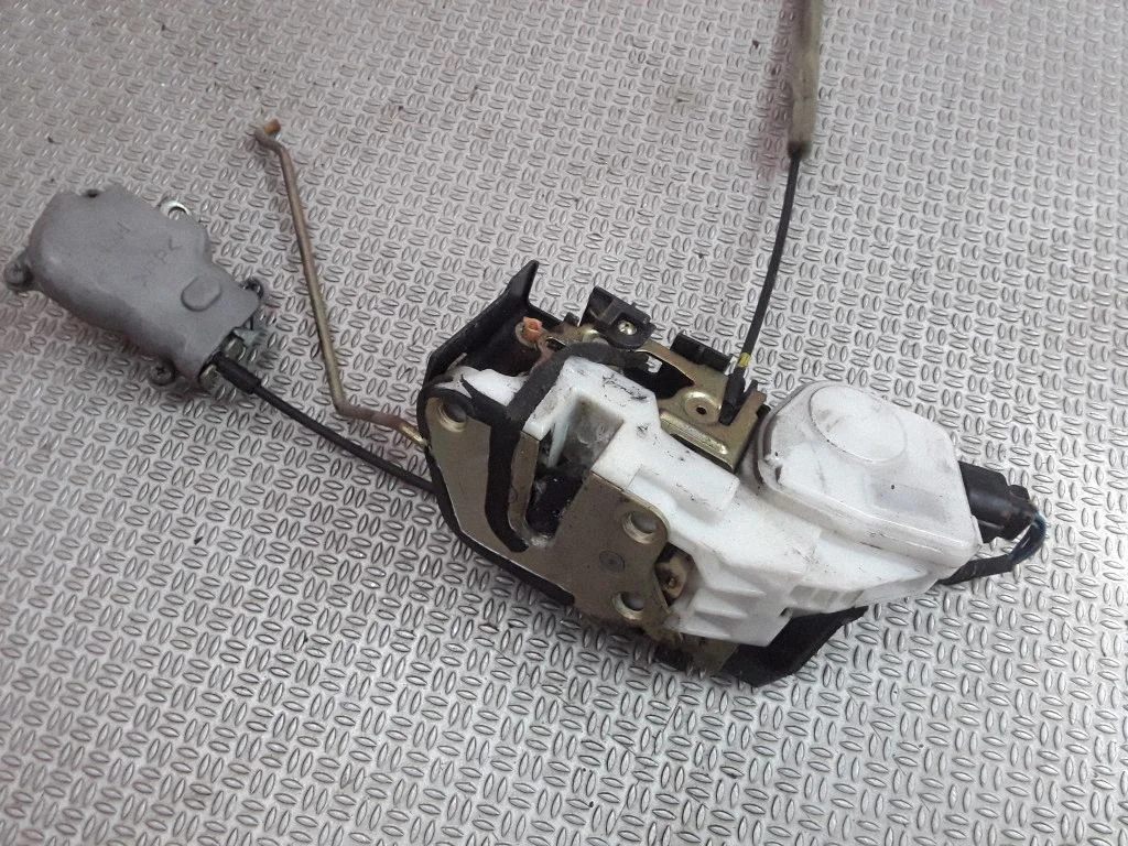 Front door lock – Mitsubishi Pajero Sport I (1996-2008)