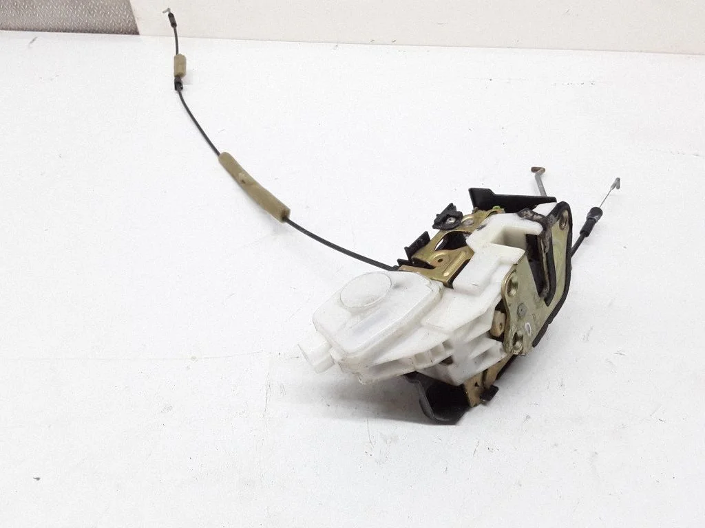 Front door lock – Mitsubishi Pajero Sport I (1996-2008)