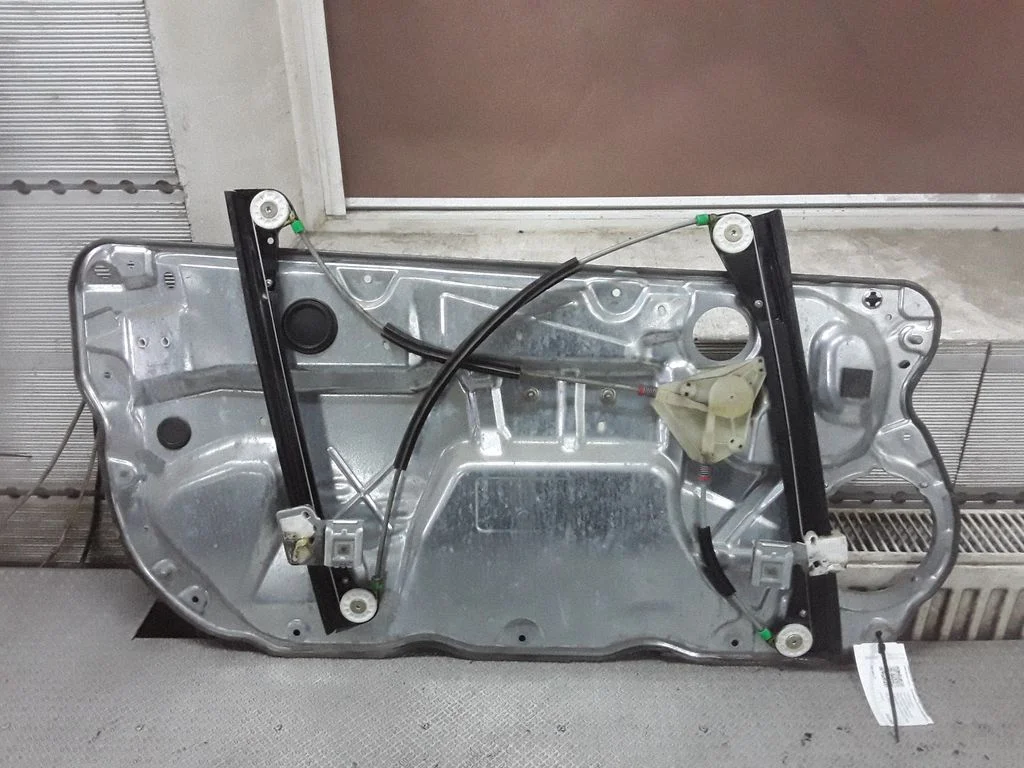 Front door manual window regulator – Volkswagen Polo (2002-2005)