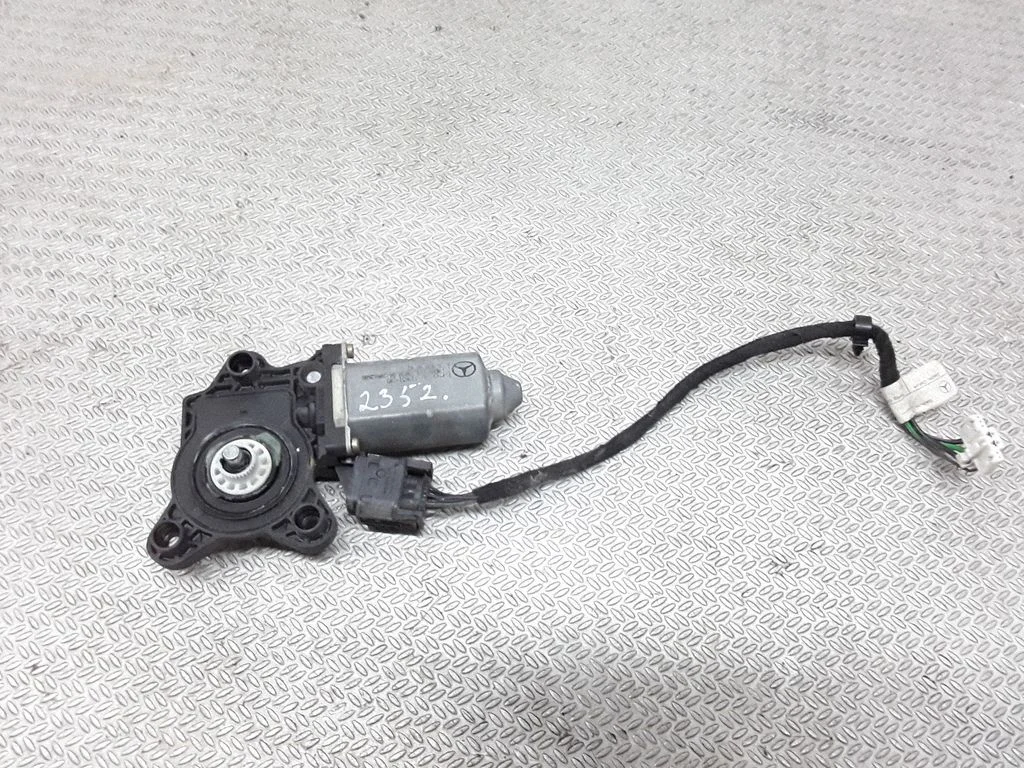 Front door window regulator motor – Mercedes-Benz C-Class W203 (2000-2007)
