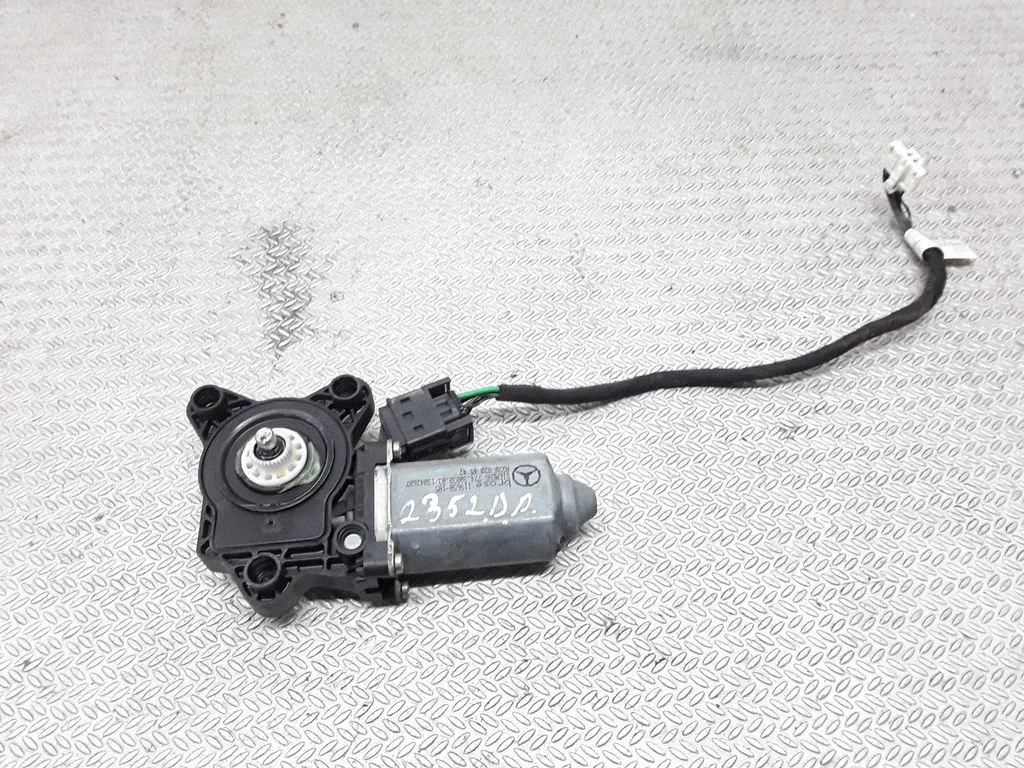 Front door window regulator motor – Mercedes-Benz C-Class W203 (2000-2007)