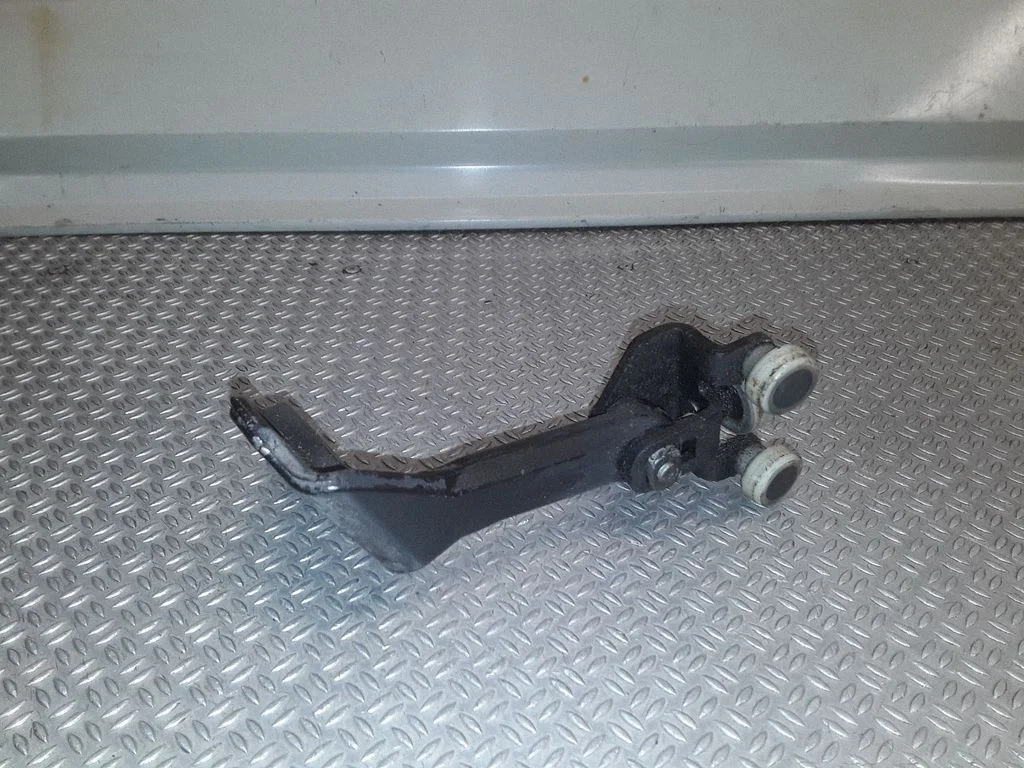 Augšējā rullīša vadotne/ augšējā eņģe – Volkswagen Crafter (2006-2016)