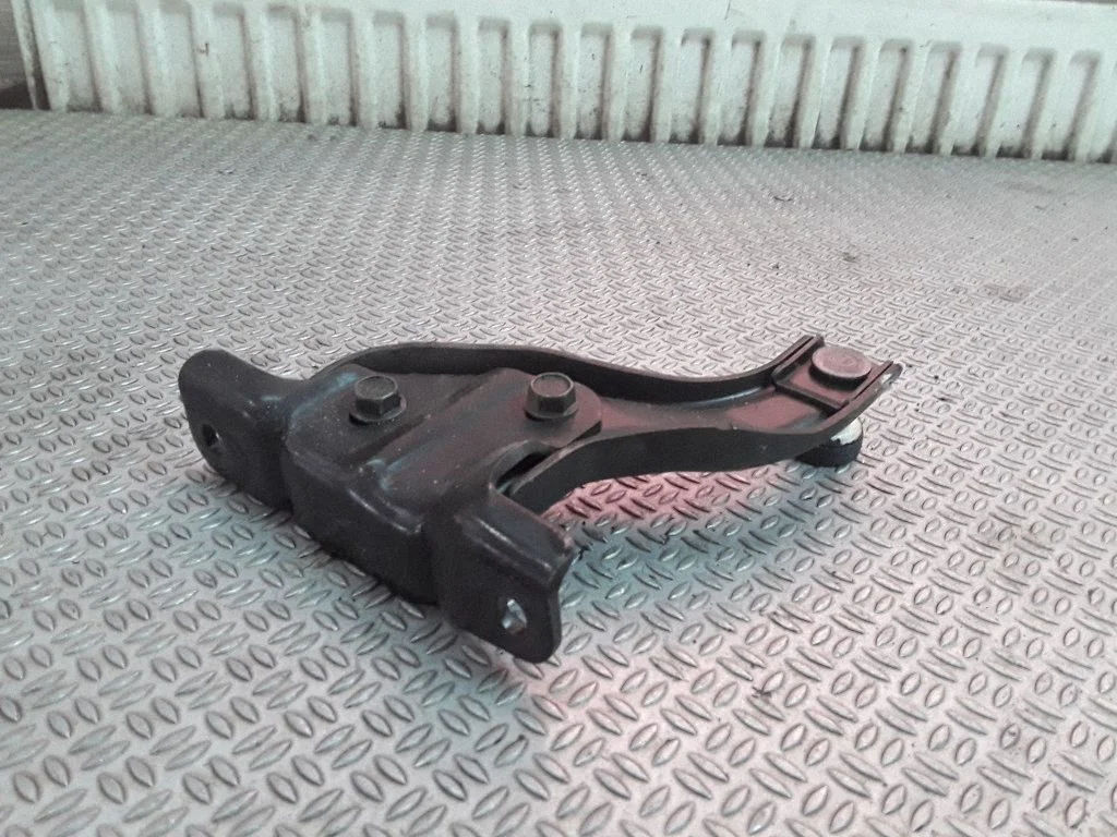 Sliding door upper roller guide/hinge – Mazda MPV II LW (1999-2007)