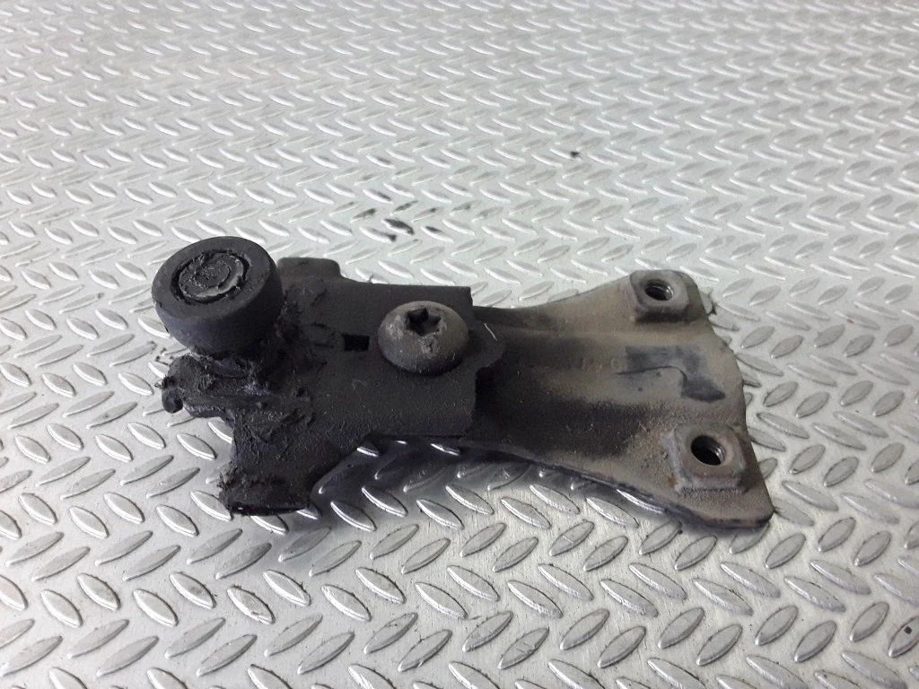 Sliding door upper roller guide/hinge – Chrysler Voyager (1996-2001)