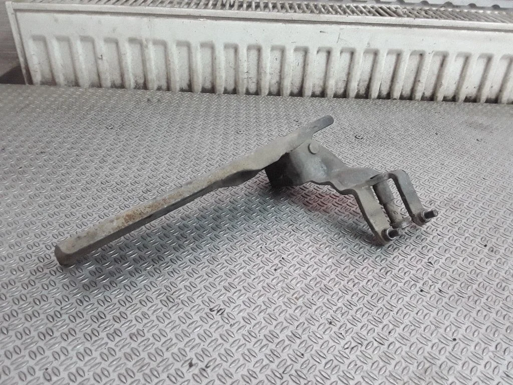 Sliding door lower roller guide/hinge – Mazda MPV II LW (1999-2007)