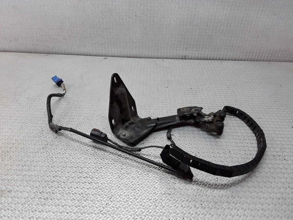 Sliding door lower roller guide/hinge – Chrysler Voyager (1996-2001)