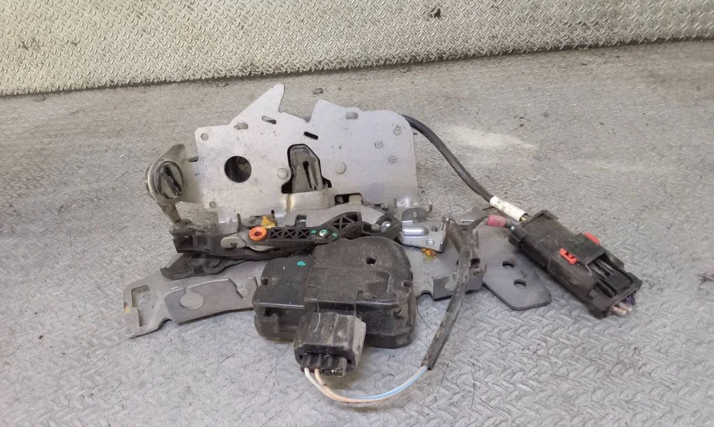 Sliding door lock – Volkswagen Routan (2008-2014)