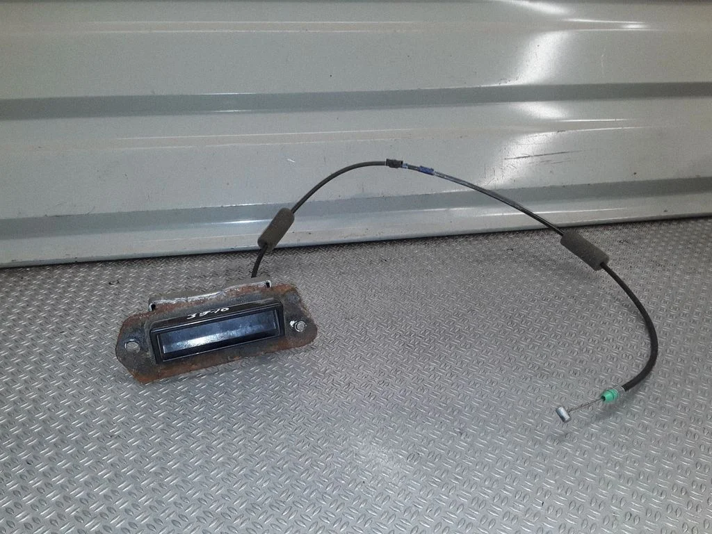 Loading door exterior handle