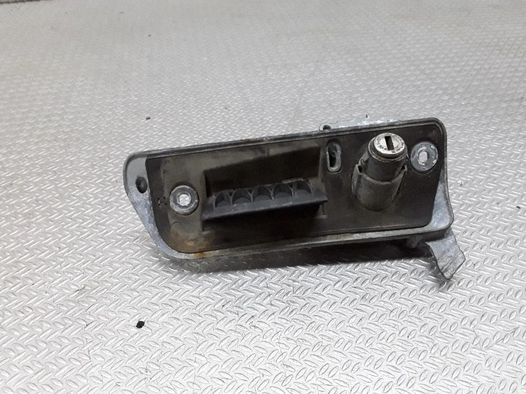 Bagāžnieka ārējais atvēršanas rokturis – Volkswagen Caddy (2004-2010)