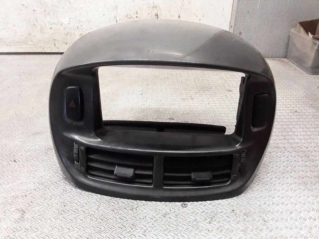 Dash center air vent grill – Toyota Previa (XR30, XR40) II (2000-2006)
