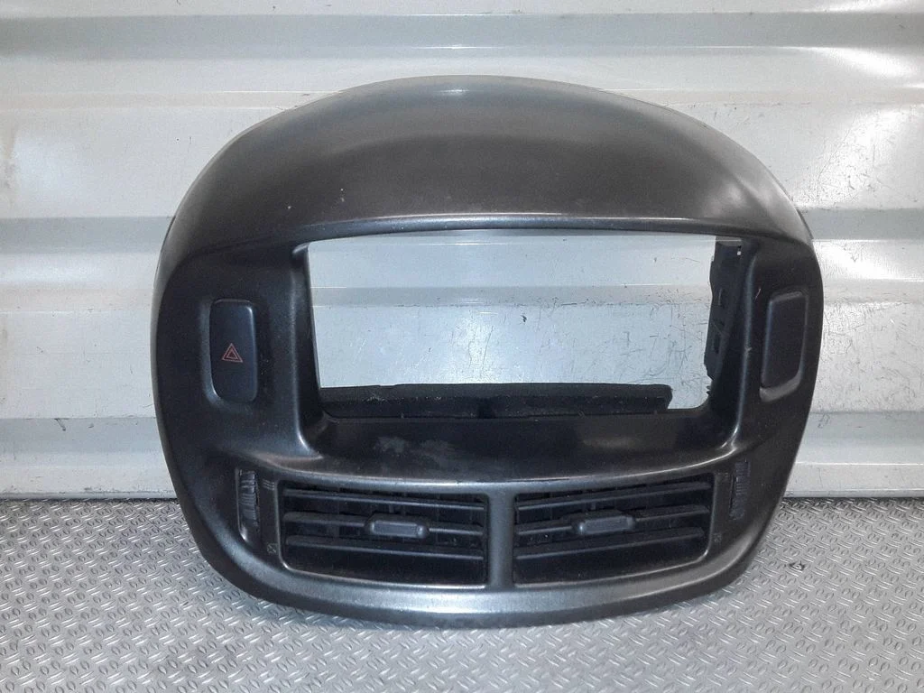 Dash center air vent grill – Toyota Previa (XR30, XR40) II (2000-2006)