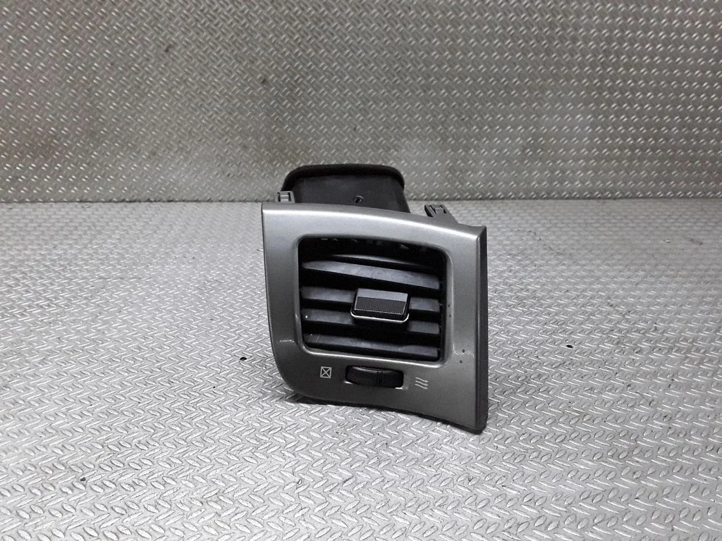Dash center air vent grill – Toyota Avensis T250 (2003-2006)