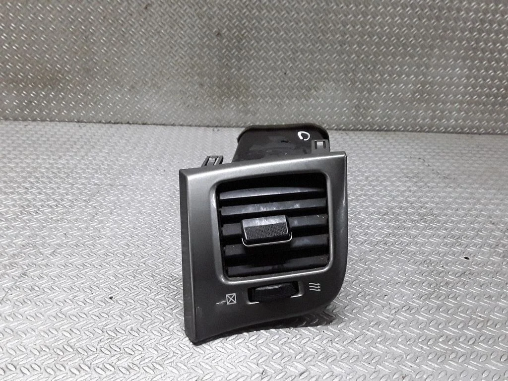 Dash center air vent grill – Toyota Avensis T250 (2003-2006)