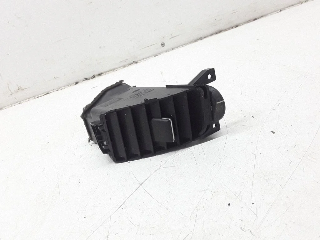 Dash center air vent grill – Nissan Primera (2002-2007)
