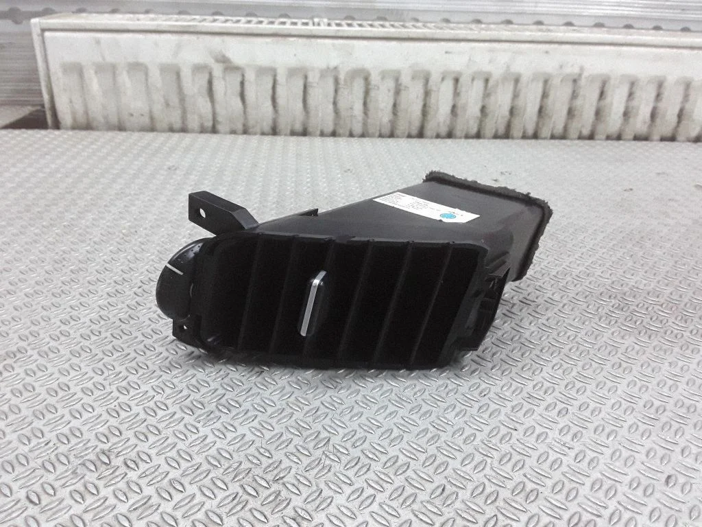 Dash center air vent grill – Nissan Primera (2002-2007)