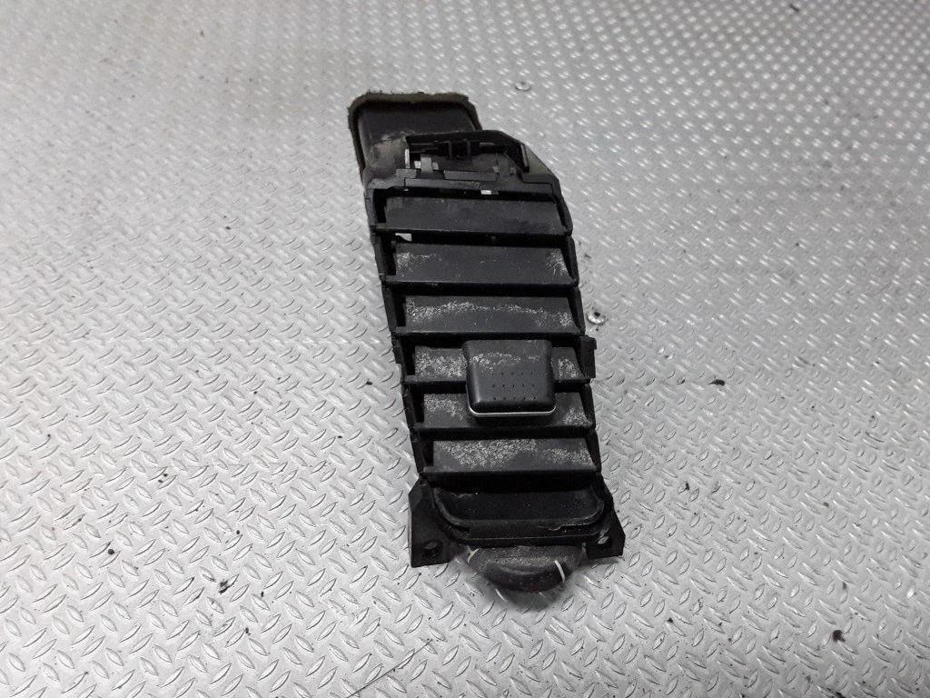 Dash center air vent grill – Nissan Primera (2002-2007)