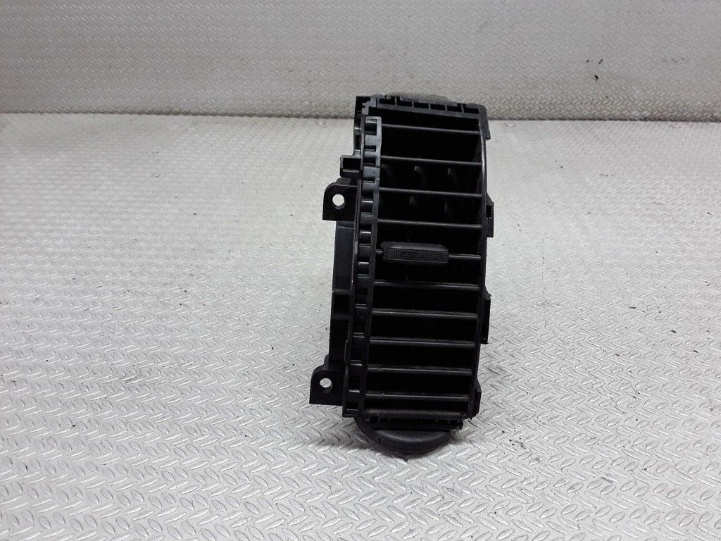 Dash center air vent grill – Nissan Note (E11) (2006-2014)