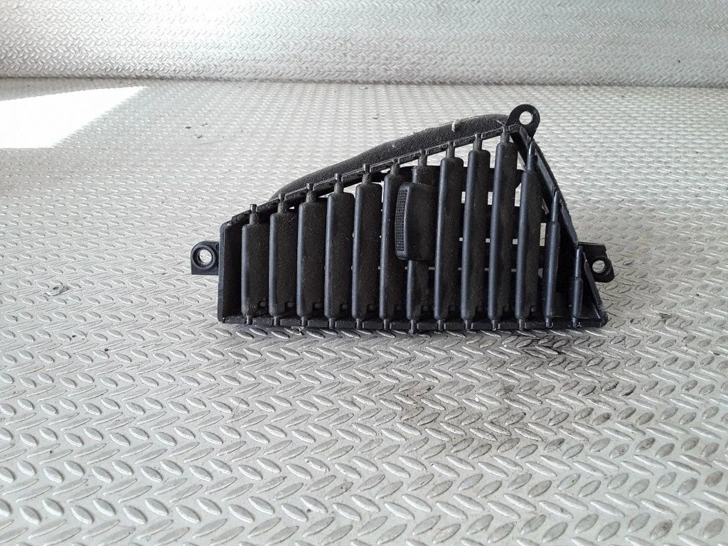 Dash center air vent grill – KIA Carens I (1999-2006)