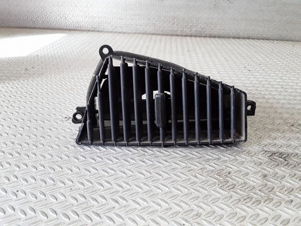Dash center air vent grill – KIA Carens I (1999-2006)