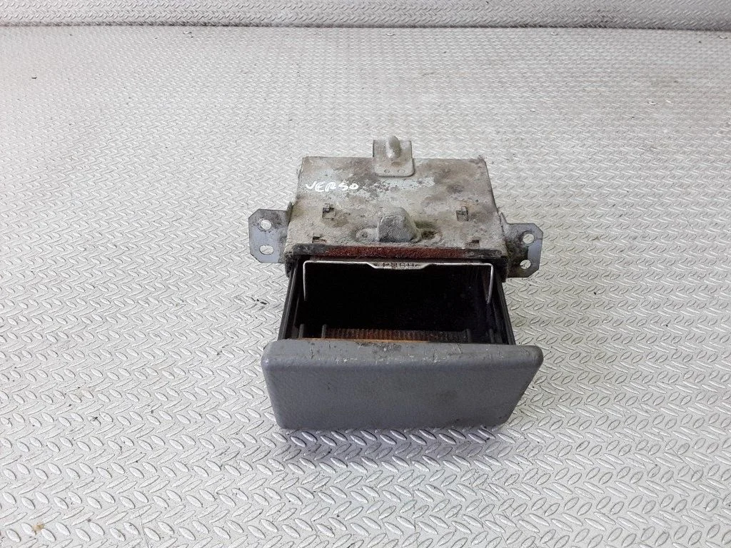 Car ashtray – Toyota Avensis T250 (2003-2006)