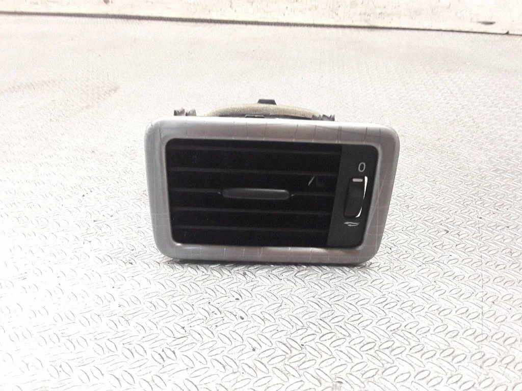 Dashboard side air vent grill/cover trim – Volvo XC70 (2008-2013)