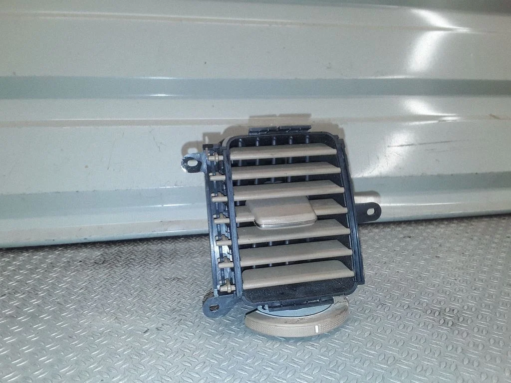Dashboard side air vent grill/cover trim 77620S9V21