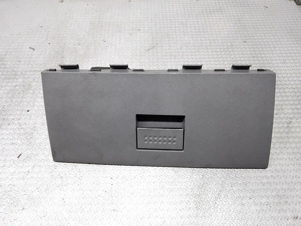 Glove box lid/cover 1041180DX9A