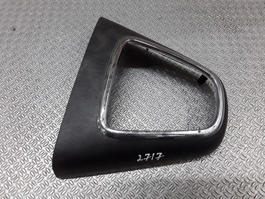 Gear shifter surround trim plastic – Toyota Corolla Verso E121 (2001-2004)