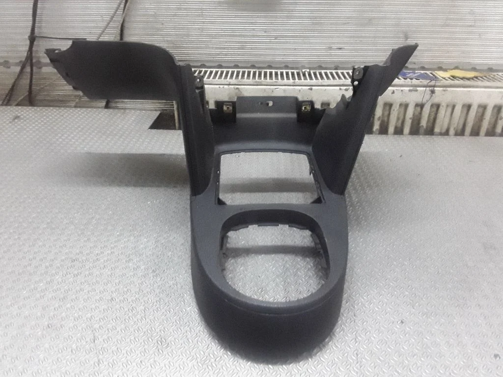 Pārnesumu pārslēga sviras apdare (plastmasas) – Volkswagen Touran I (2003-2010)