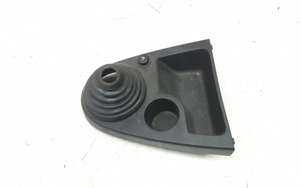 Pārnesumu pārslēga sviras apdare (plastmasas) – Ford Fiesta (2006-2008)