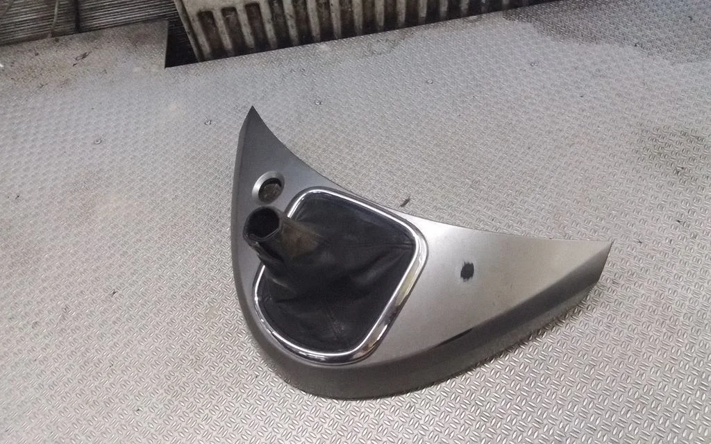 Gear shifter surround trim plastic – Mitsubishi Grandis (2003-2011)