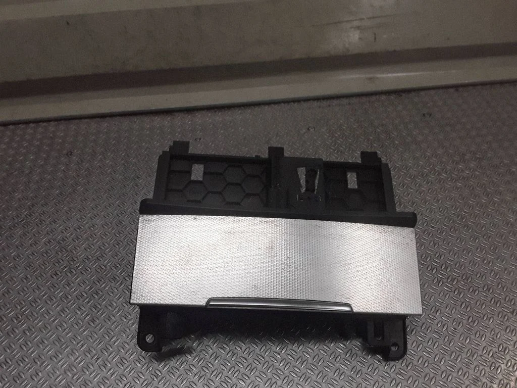 Tuhatoos (eesmine) – Audi Q7 4L (2005-2015)