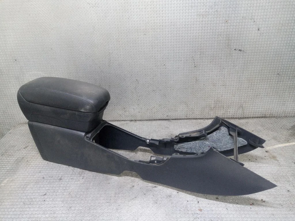 Armrest – Toyota Avensis T250 (2006-2009)