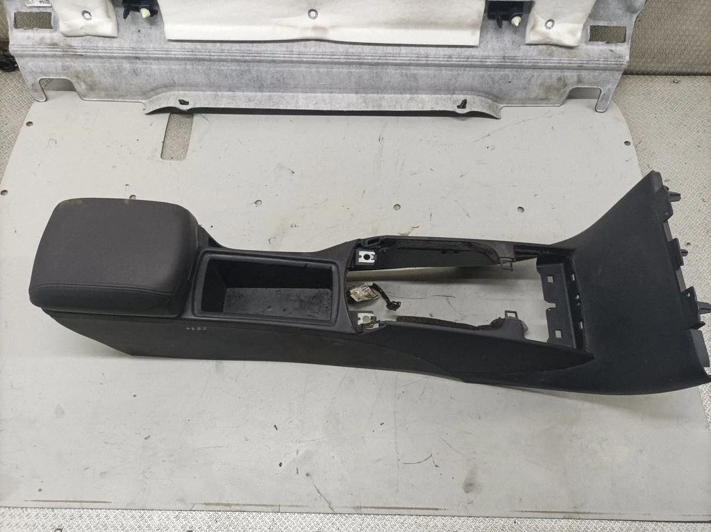 Armrest – Volvo S40 (2004-2007)
