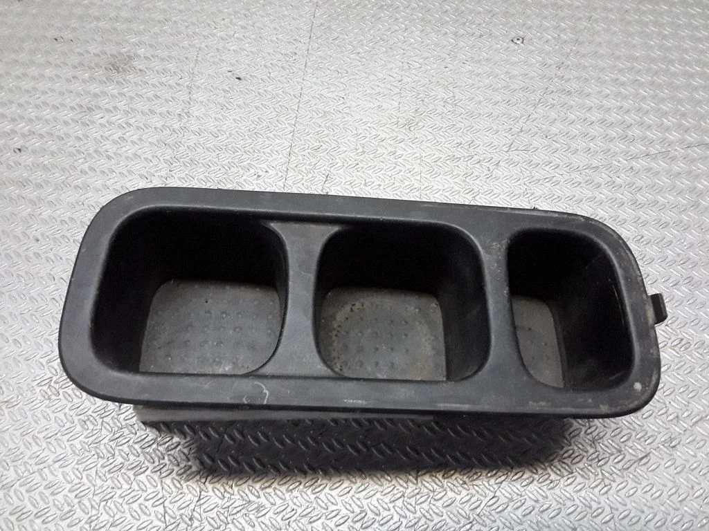 Uchwyt na kubki (przedni) – Nissan Navara D40 (2004-2015)