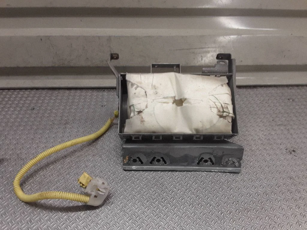 Passenger airbag – Toyota Previa (XR30, XR40) II (2000-2006)