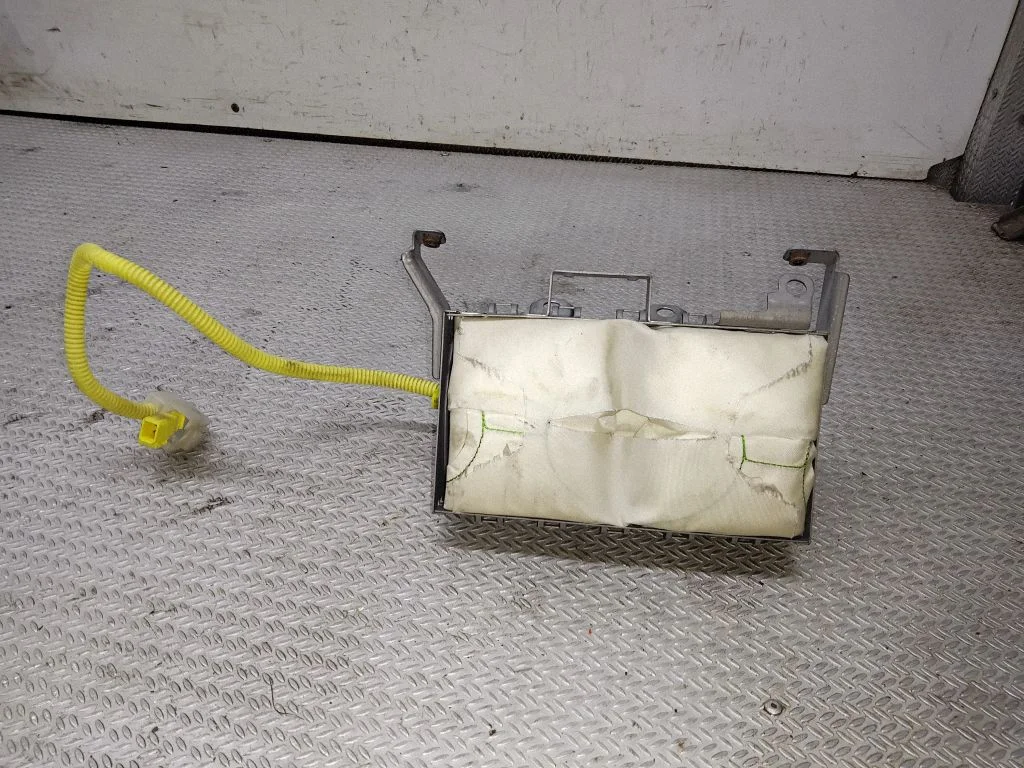 Passenger airbag – Toyota Previa (XR30, XR40) II (2000-2006)
