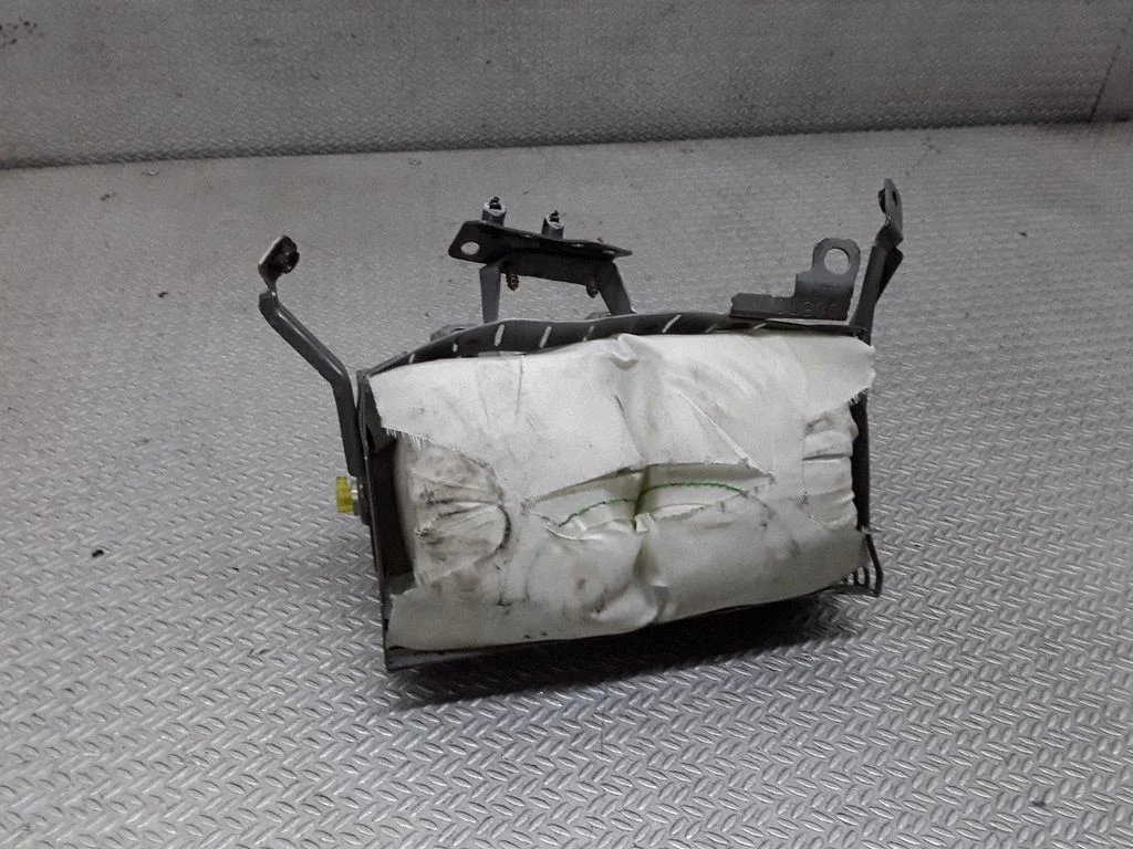 Passenger airbag – Toyota Previa (XR30, XR40) II (2000-2006)