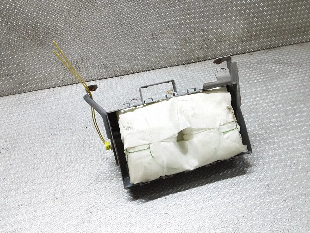 Passenger airbag – Toyota Previa (XR30, XR40) II (2000-2006)